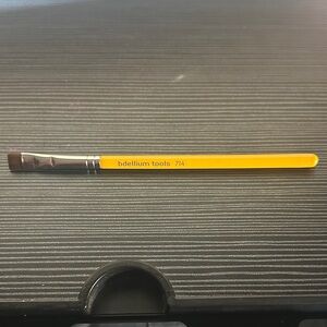 Bdellium Tools 714  Flat eye definer Brush